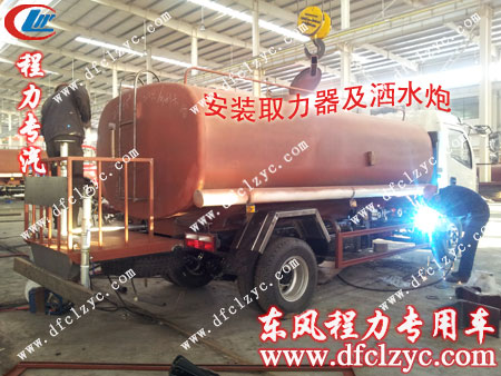 安裝灑水車(chē)的取力器、灑水炮等零部件