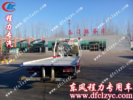 湖北程力送車司機(jī)途中遇服務(wù)站，小憩一下