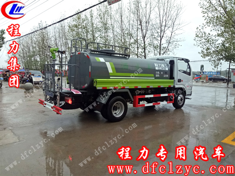 向總訂購(gòu)的程力重工東風(fēng)小多利卡5方灑水車(chē)出廠圖