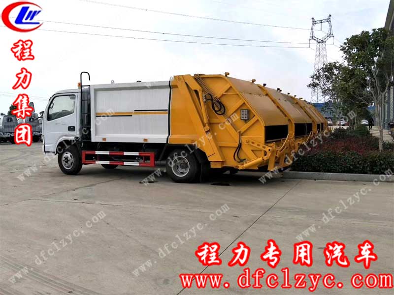 程力集團壓縮垃圾車，整裝待發(fā)，出口海外